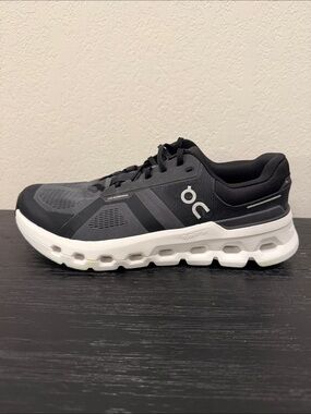 On Cloud Running Cloudrunner 2 Men’s Size 10.5  Cloudtec Trainer Black and White